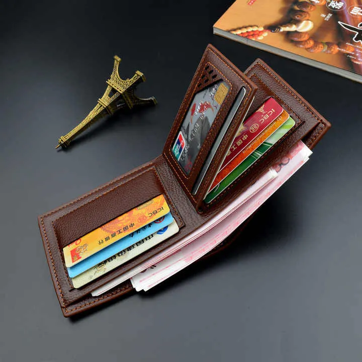 محفظة جلدية منخفضة الجودة من جلد البولي . Low-quality PU leather wallet, classic style, men's slim